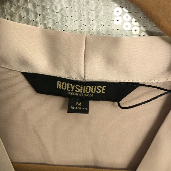 Blouse in a khaki color by Roeyshouse size Medium NWT - Picture 2 of 10